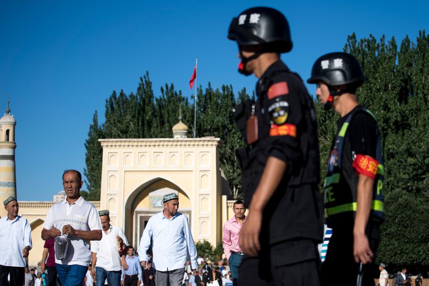 Image titre : Des officiers de police patrouillent devant une mosquée au Xinjiang (Chine), le 26 juin 2017 - Crédits : JOHANNES EISELE - AFP